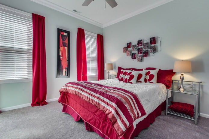 rote Textilien im Schlafzimmer
