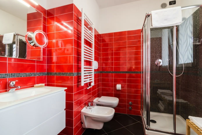 Rote Fliesen an den Wänden im Bad