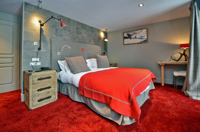 црвени тепих у спаваћој соби