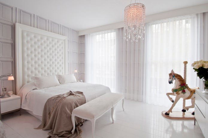 Schlafzimmer mit weißem Laminat