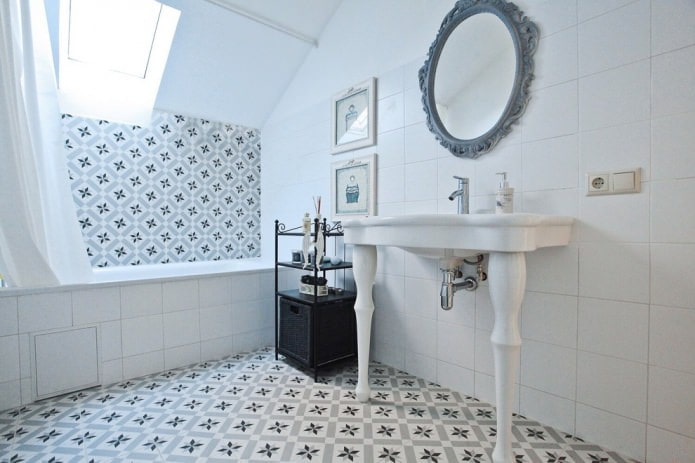 světle šedý interiér koupelny s dekorativními dlaždicemi