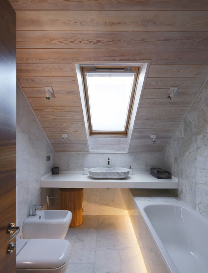 kis fürdőszoba a tetőtér emeletén