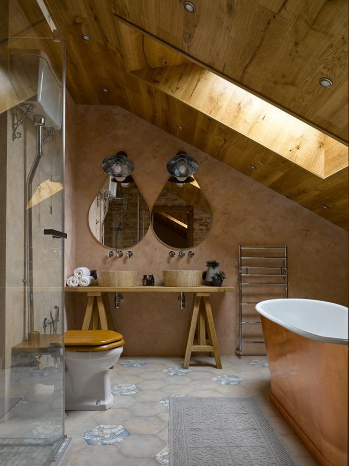 fából készült mennyezeti dekoráció a fürdőszobában