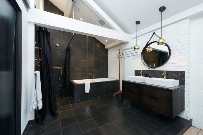 fekete-fehér tetőtéri fürdőszoba
