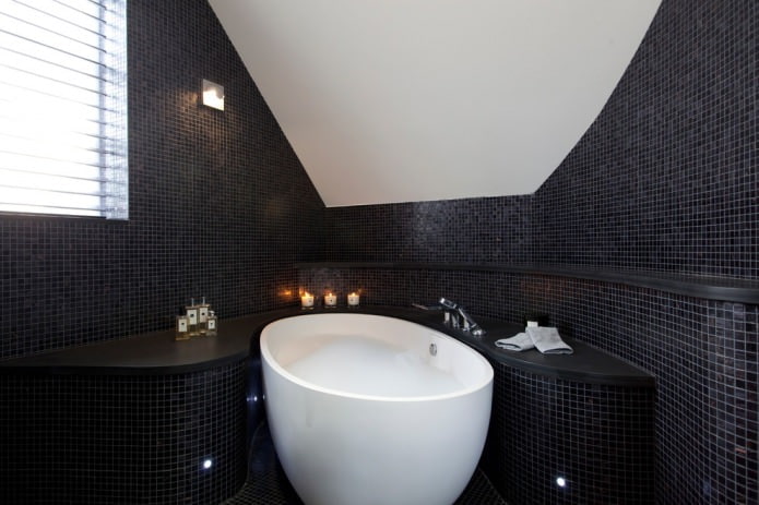 fekete-fehér tetőtéri fürdőszoba