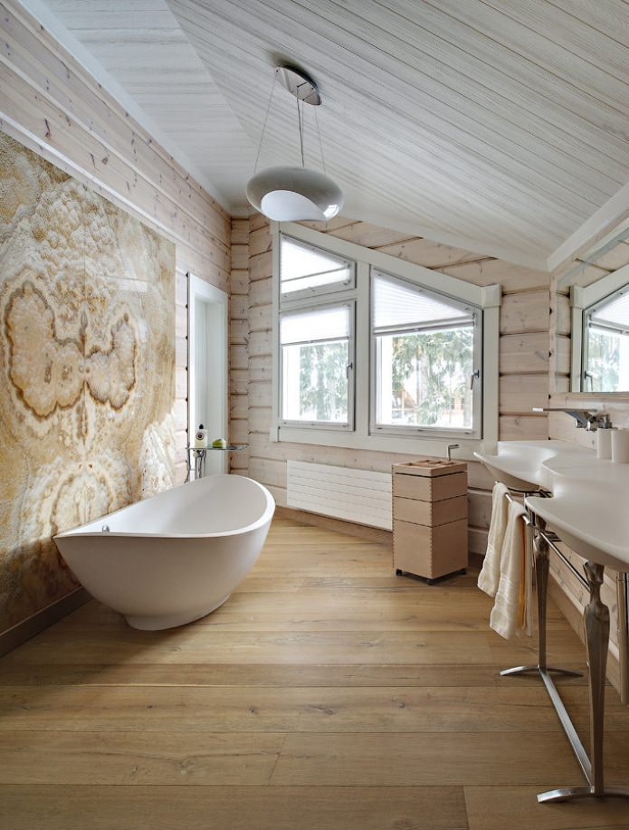 fürdőszoba a tetőtérben barna-bézs tónusokkal