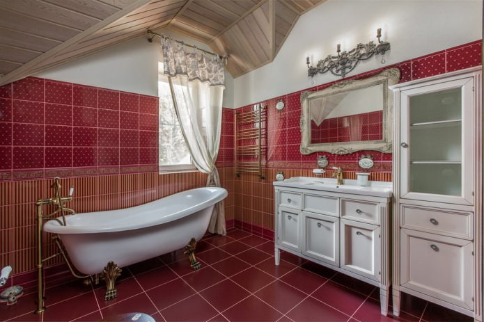 piros tetőtéri fürdőszoba