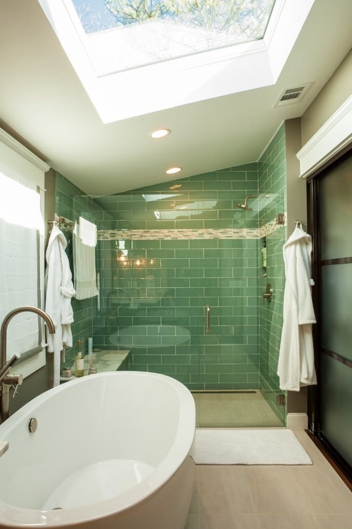 zöld tetőtéri fürdőszoba