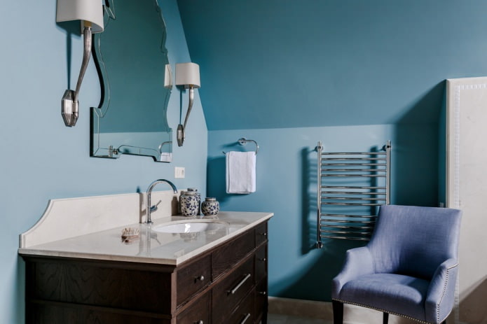 kék tetőtéri fürdőszoba