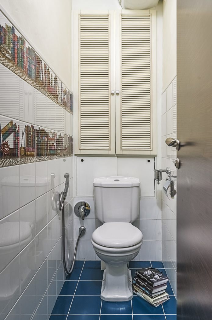 das Innere der Toilette in der Chruschtschow-Wohnung