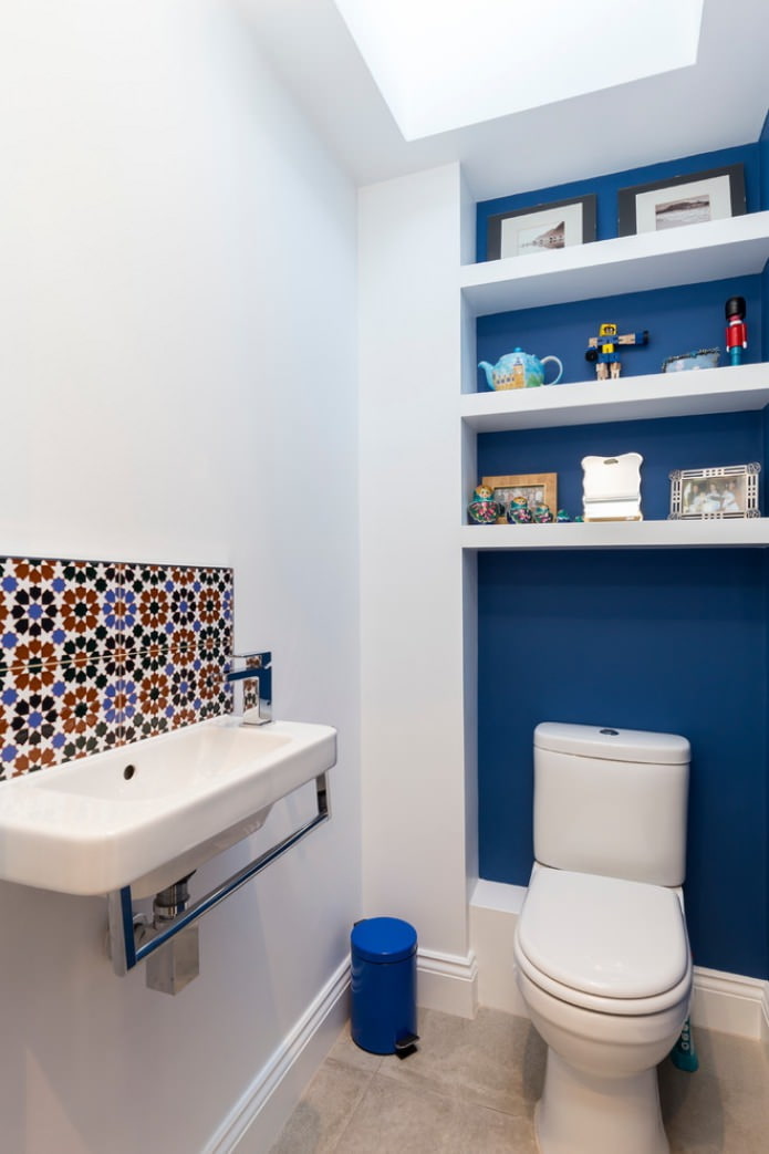 kék-fehér festmény a fürdőszobában