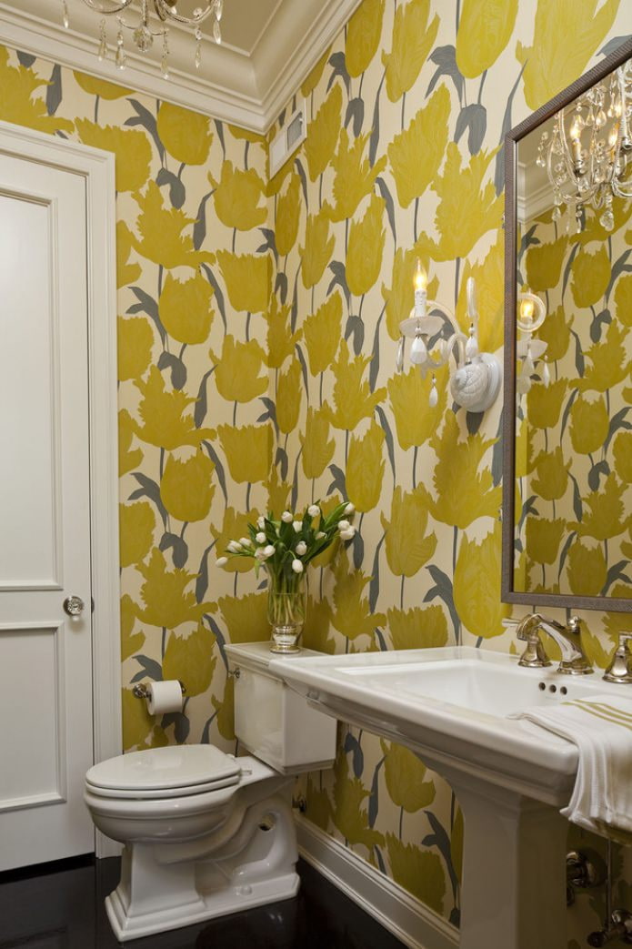 sárga tapéta a fürdőszobában
