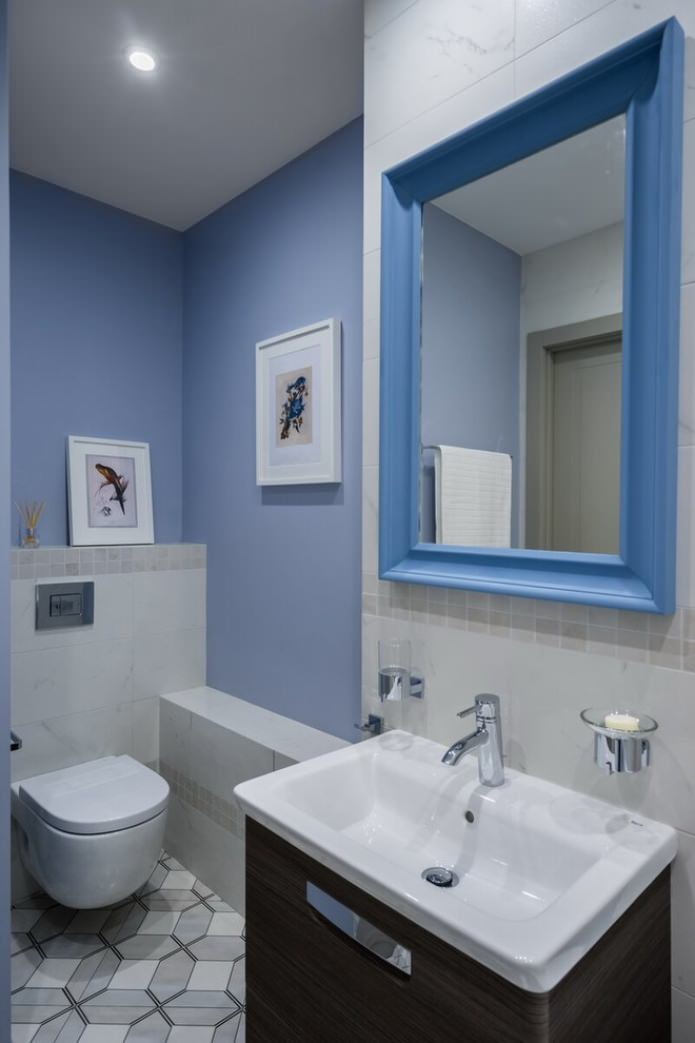 ผนังสีฟ้าในห้องน้ำ