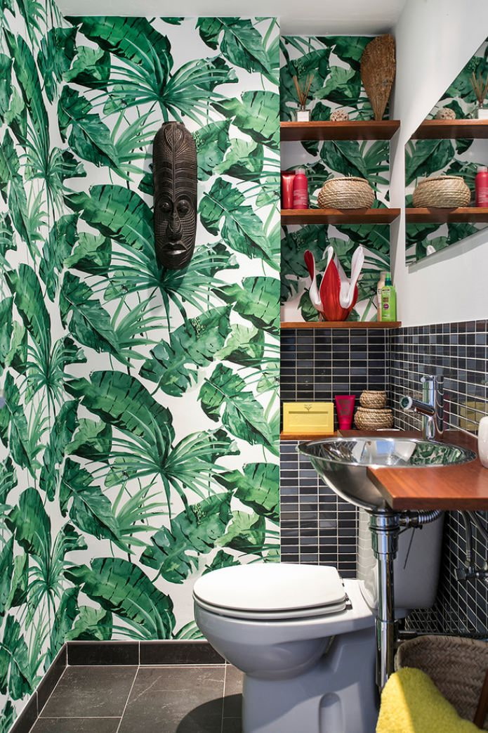 drawing of fern leaves on the wall in the toilet