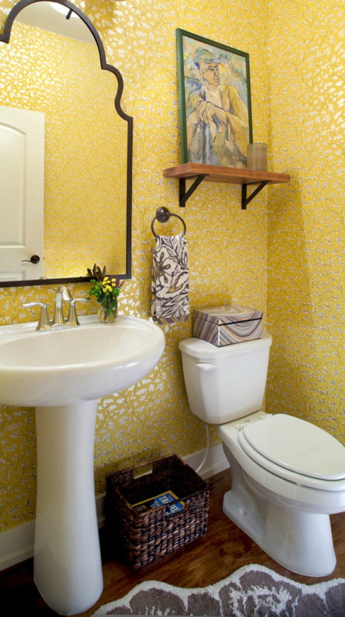 sárga tapéta a fürdőszobában