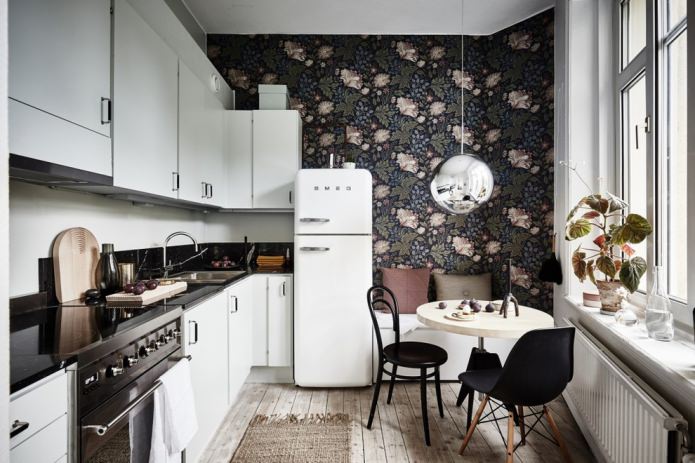 тамне тапете са великим цветним узорком у кухињи