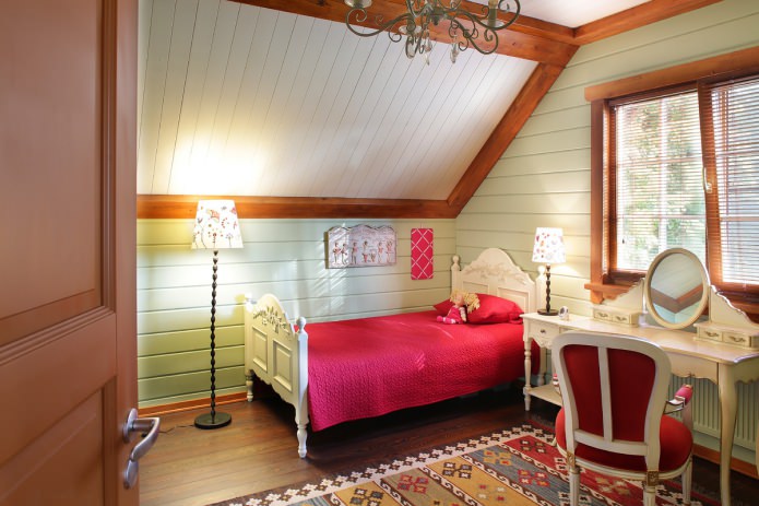 Mädchenschlafzimmer im Dachgeschoss im amerikanischen Landhausstil