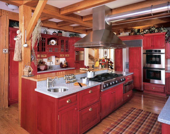 Massivholzmöbel in einer geräumigen Küche