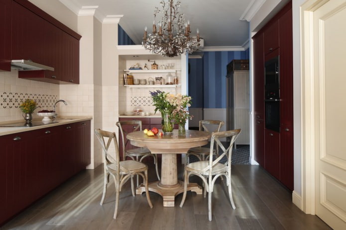 weiße Decke in der Küche mit burgunderfarbenen Fassaden