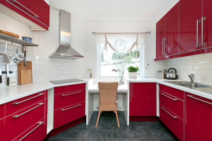 Vorhänge in der Küche mit roten Fassaden