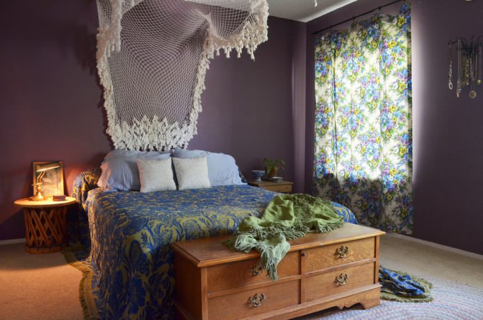bedroom in purple with an openwork canopy and a chest