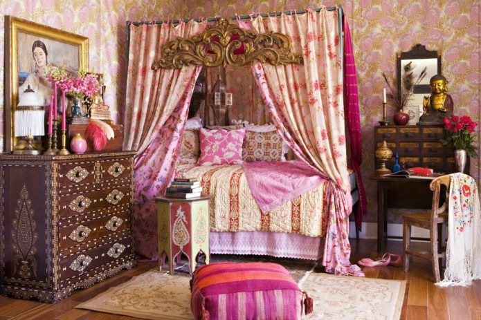 rosa Schlafzimmer mit Wanddekoration bunte Tapete gemustert