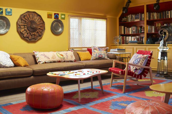 Wohnzimmer mit gelben Wänden