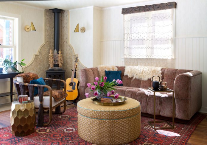 barna kanapé boho stílusú szobában
