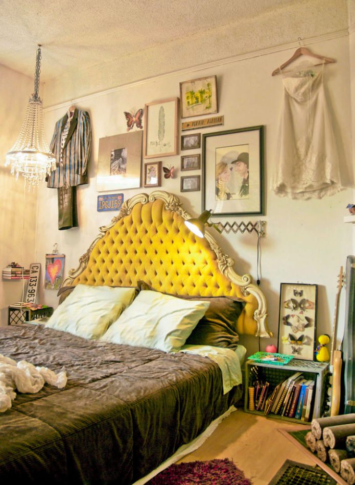 Schlafzimmer im Boho-Stil mit gelbem Kopfteil