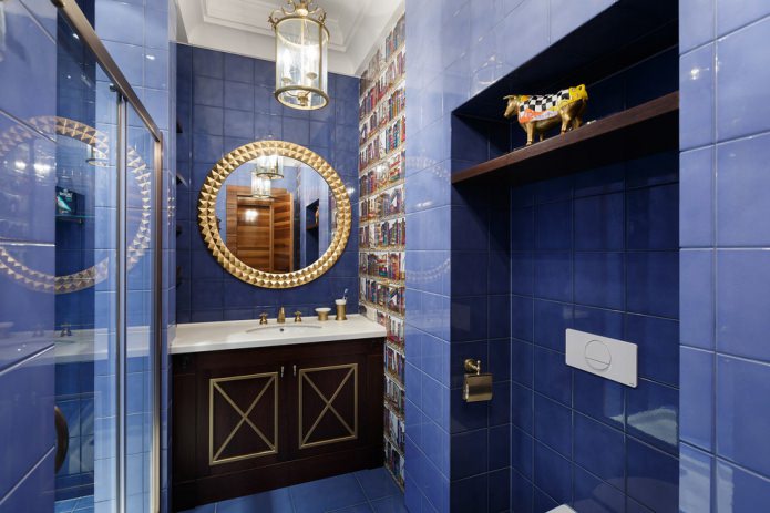 Fürdőszoba belső kék árnyalatokkal