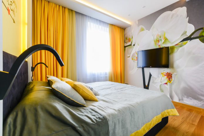 Schlafzimmer mit gelben Vorhängen und Fototapeten