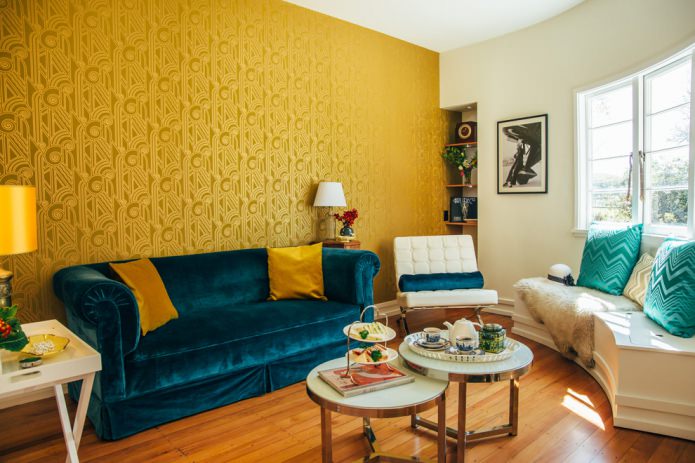 gelbe Tapete und türkisfarbenes Sofa