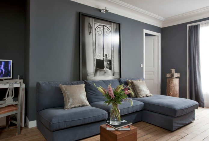 graues Sofa in einem modernen Wohnzimmerinterieur