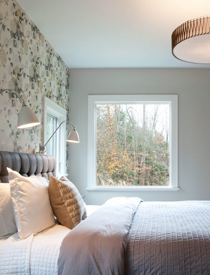 Gray-beige walls in the bedroom