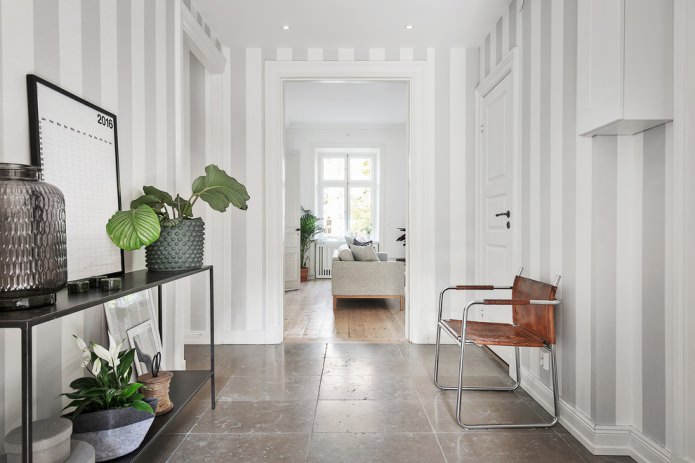 hallway with gray and white wallpaper