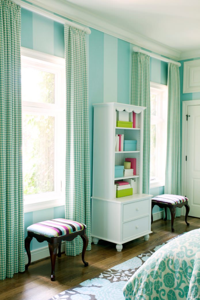 Turquoise stripes on the walls