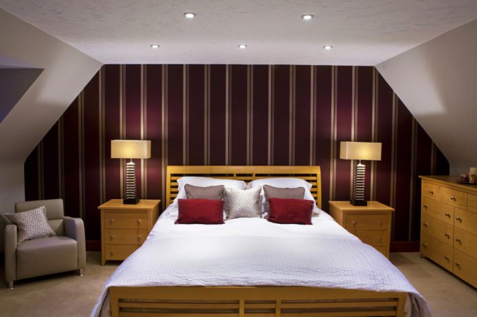 Burgundy stripes on the walls in the bedroom