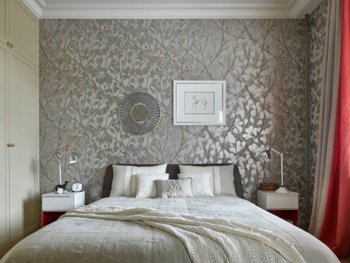 Interieur mit floralen Mustern auf grauer Tapete