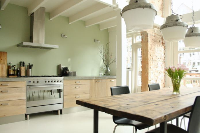 Öko-Küche mit Olivenwänden und Ziegeltrennwand