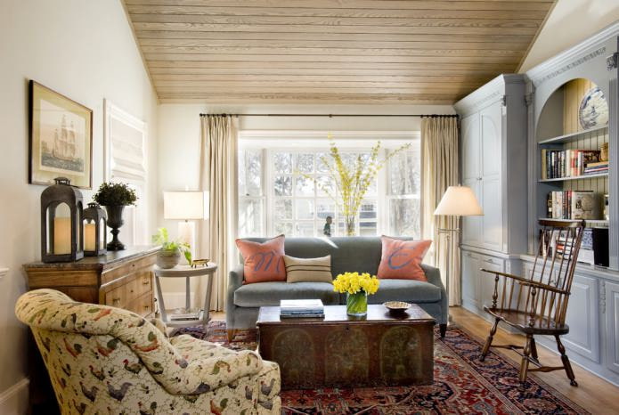 Wohnzimmereinrichtung mit Holzdecke und schlichten hellen Wänden