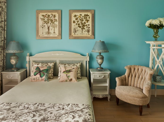 ห้องนอนสไตล์โปรวองซ์สีฟ้าครามพร้อมภาพวาดฝาผนังธรรมดา