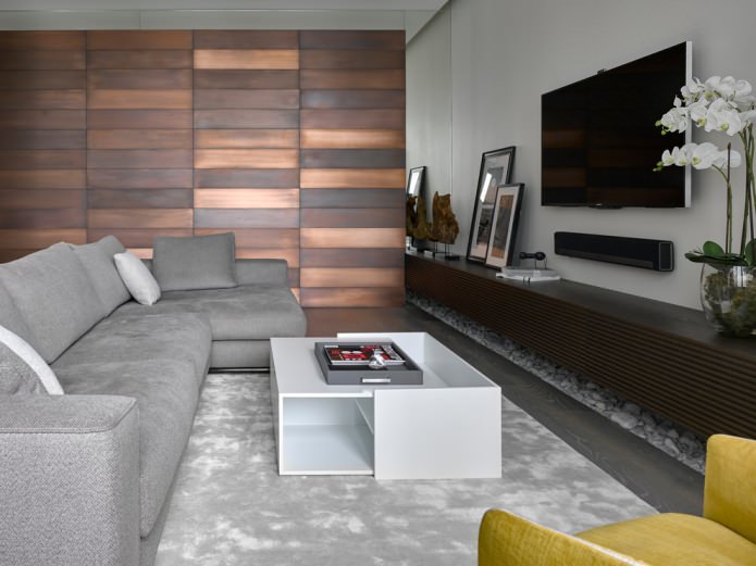 modern nappali, amelynek egyik falán matt fa burkolat található
