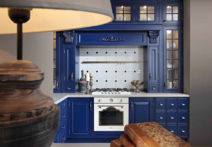blaue Fronten der Küchengarnitur