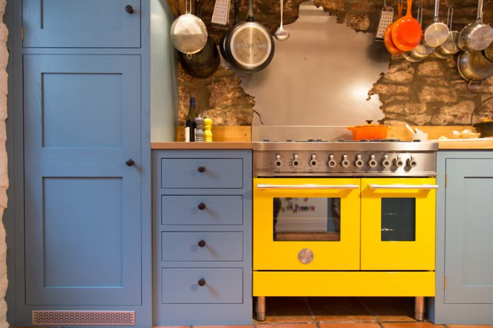 sárga sütő homlokzata kék konyhában