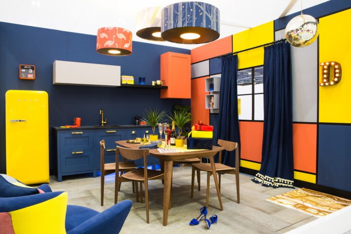 orangefarbene Einsätze in der blauen Küche
