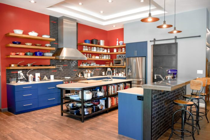rote Wand mit hellblauen Küchenschränken