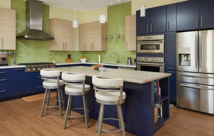 grüne Fliesen in der blauen Küche
