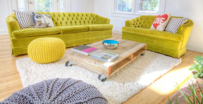 Hellgrünes Sofa