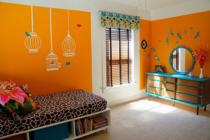 oranges Kinderzimmer mit türkisfarbenen Akzenten