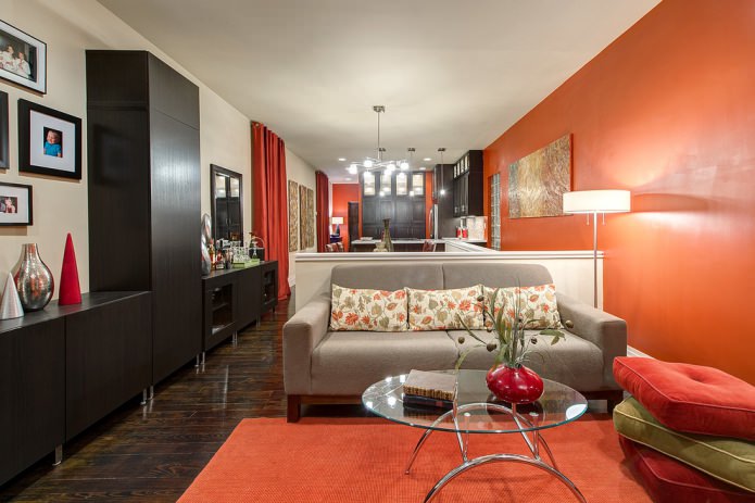 Modern stílusú narancssárga falú nappaliban
